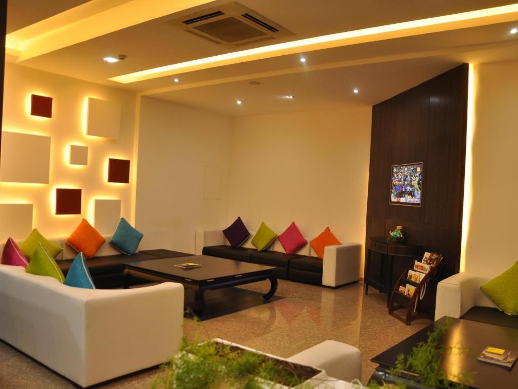 מוסקט Johny International Hotel מראה חיצוני תמונה